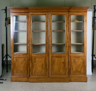 Bibliothèque à ressaut central en placage d'acajou.