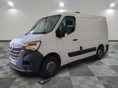 la photo d'une camionnette blanche garée dans une pièce