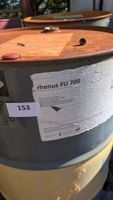 A l'extérieur : un lot de fûts d'huile d'usinage (photo 2)
