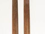 paire de colonnes anciennes en bois sculpté sur fond blanc