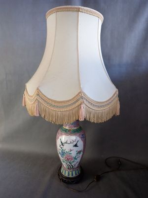 une image d'une lampe de table avec un abat-jour blanc