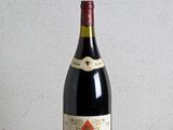 une bouteille de vin posée sur une table à côté d'une bouteille de vin