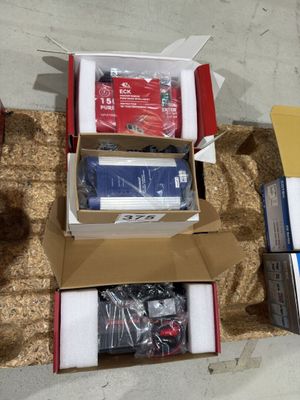 de nombreux cartons d'équipements électroniques posés sur le sol