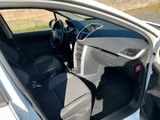 l'intérieur d'une voiture avec la porte ouverte et le siège du conducteur abaissé