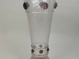 un vase en verre transparent orné de fleurs violettes