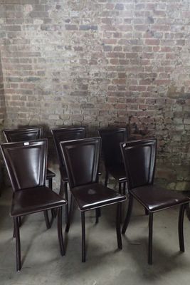 Ensemble de six chaises entièrement gainées de cuir brun.