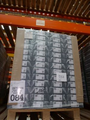 une palette remplie de cartons dans un entrepôt