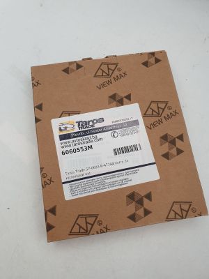 une boîte marron avec un autocollant dessus, posée sur une table