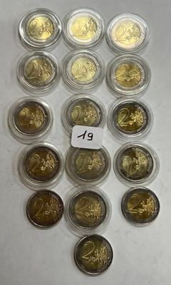 une table sur laquelle sont disposées de nombreuses pièces de monnaie de toutes sortes