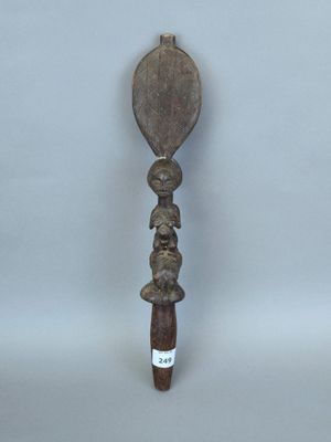 une cuillère en bois avec un manche en bois sur fond blanc