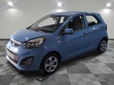 la petite voiture bleue est garée sur un sol en damier