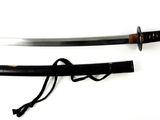 une photo en noir et blanc représentant deux sabres de samouraï sur fond blanc