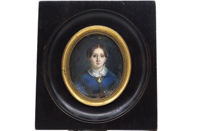 portrait d'une femme en robe bleue dans un cadre noir