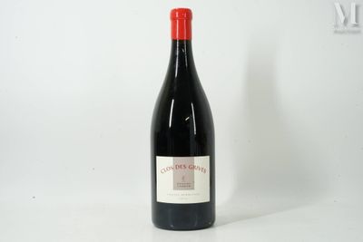 une bouteille de vin posée sur une table