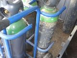 un chariot chargé de bouteilles de gaz dans un garage