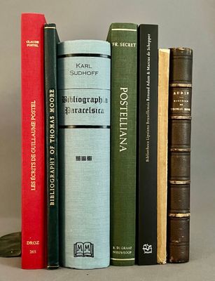 plusieurs livres sont alignés sur une étagère