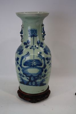 une paire de vases bleus et blancs posés sur un socle en bois