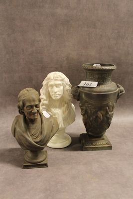 une statue représentant un homme assis à côté d'un vase et un buste d'homme