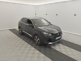 la voiture grise est garée dans le garage sur le sol en damier