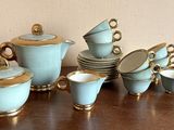de nombreuses tasses et soucoupes posées sur une table en bois
