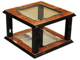 une table en verre avec une base en bois et un plateau en verre