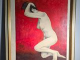 tableau représentant une femme nue dans un cadre doré sur fond rouge