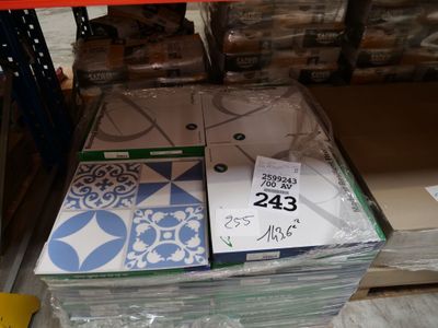 une pile de cartons posée sur une étagère dans un magasin