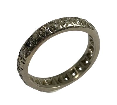 un gros plan d'une bague en argent ornée de fleurs