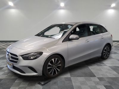 la nouvelle Mercedes Classe B dans un showroom chez un concessionnaire Mercedes