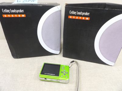 deux haut-parleurs et un lecteur MP3 posés sur une table