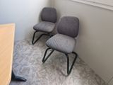 deux chaises dans un coin de la pièce, à côté d'une table