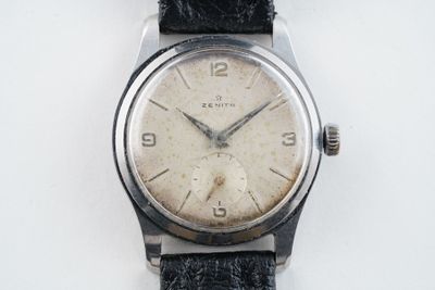 gros plan d'une montre-bracelet sur une surface blanche