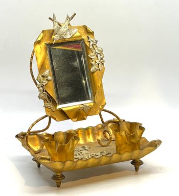 Nécessaire de toilette en pomone à décor d'oiseaux et fraise…