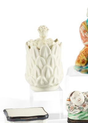 une collection de figurines asiatiques exposées sur un support blanc