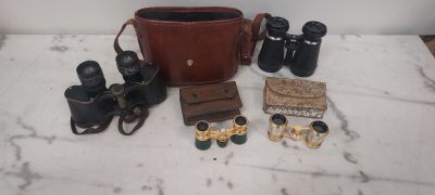 une image représentant une table sur laquelle sont disposées de nombreuses paires de jumelles de différents types