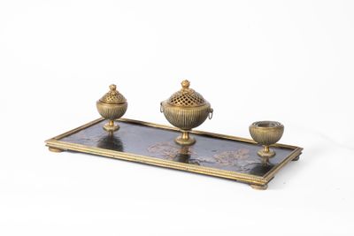 un petit plateau avec deux bougies et un plateau sur lequel sont posés deux vases