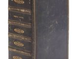 un vieux livre noir orné de dorures sur la couverture