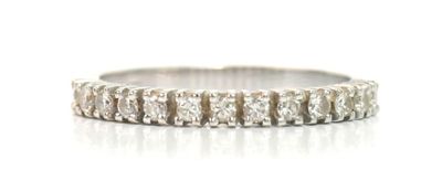 gros plan d'une bague en diamant sur une surface blanche