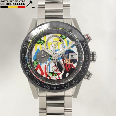 un gros plan d'une montre-bracelet au cadran coloré