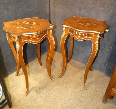 deux tables placées l'une à côté de l'autre dans une pièce