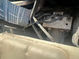un gros plan du moteur d'une voiture, avec des câbles qui y sont raccordés