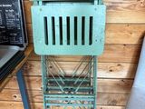 une chaise verte posée à côté d'une table