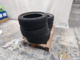 une pile de pneus posée sur une palette au sol