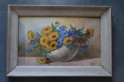 un tableau représentant des tournesols et des fleurs bleues dans un vase blanc