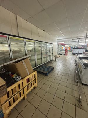 de nombreuses boîtes de nourriture par terre dans le magasin