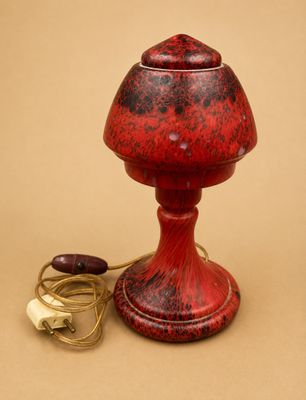 une lampe de table rouge munie d'un cordon