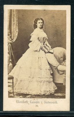 une vieille photo d'une femme en robe blanche