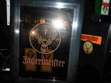 une photo d'un distributeur de bière sur lequel figure une horloge