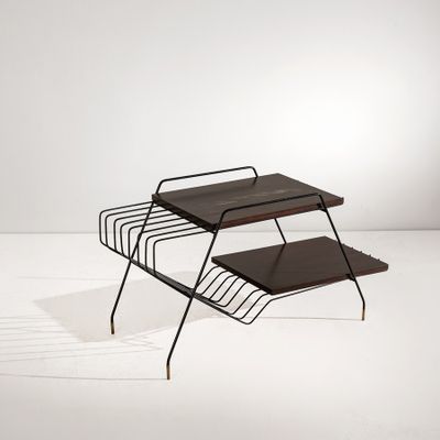 un ensemble de trois porte-revues en métal et en bois posés sur un support blanc