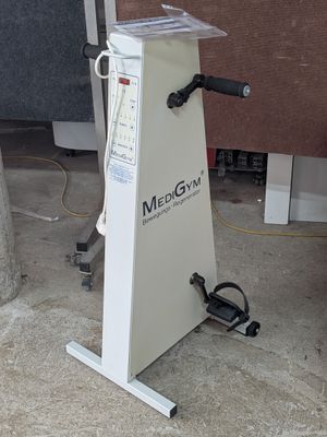 une machine posée sur le sol devant un bâtiment